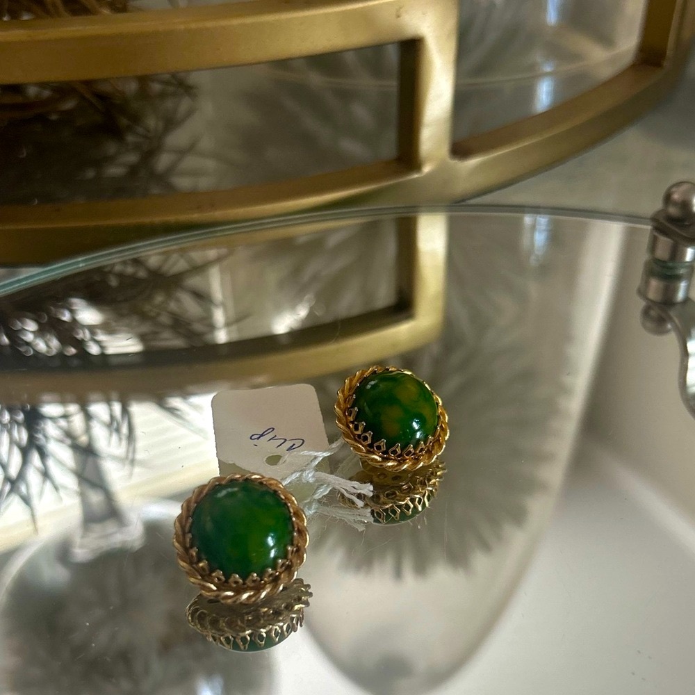 1930s Bakelite Clip-On Earrings – Creamed Spinach Swirl in Gold-Tone Setting